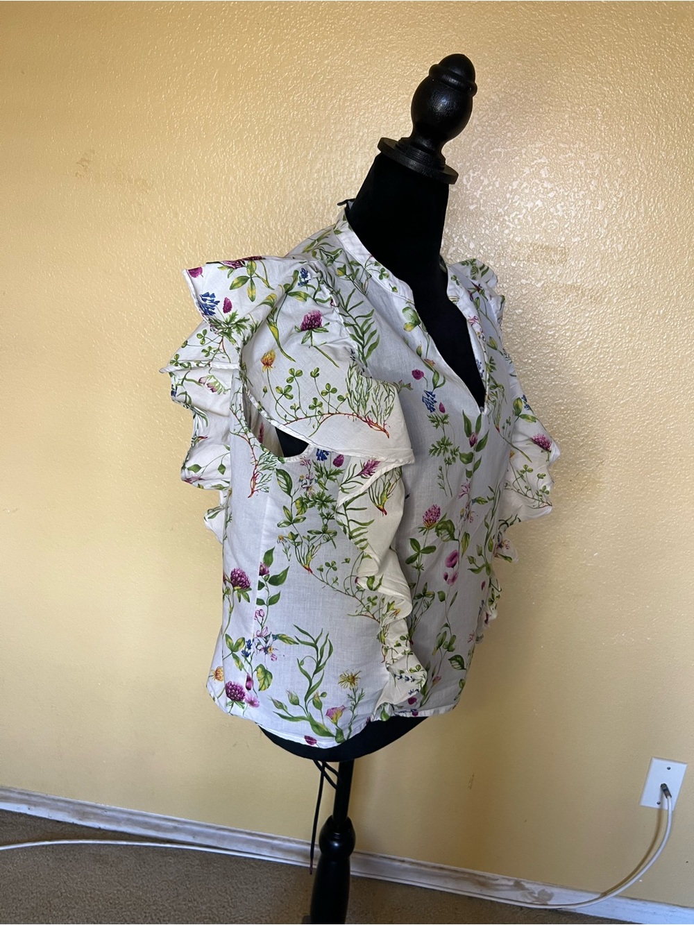 Marc New York White Floral Ruffle-Sleeve Blouse